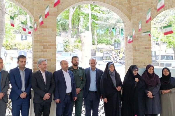 غبارروبی مزار شهدای رودهن توسط فرهنگیان و دانش‌آموزان دبیرستان ابن‌سینا 