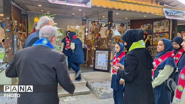 بازدید مربیان از غرفه خلاقیت دانش‌آموزی دبستان آرمینه مصلی نژاد ناحیه شش