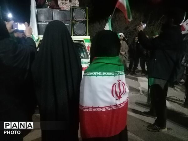 تجمع شبانه مردم ولایت مدار وانقلابی در حسینیه شهدای شهر بار