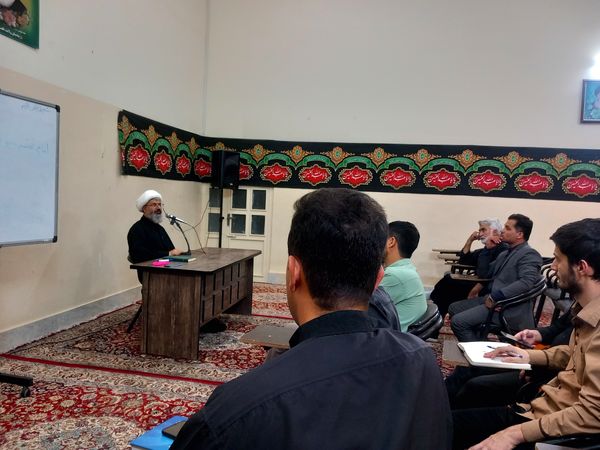 کلاس تفسیر قرآن در ارامگاه شهید مدرس 