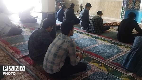 تصاویری از قرائت های قرآن بعد از نماز ظهر و عصر در دبیرستان شاهد ابوذر غفاری نیشابور 