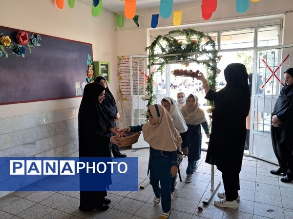 آیین نواخته زنگ آغاز سال تحصیلی در دبستان دخترانه سمیه