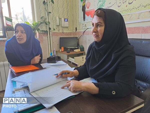 تحویل کارنامه دانش‌آموزان در مدرسه سید میرزایی