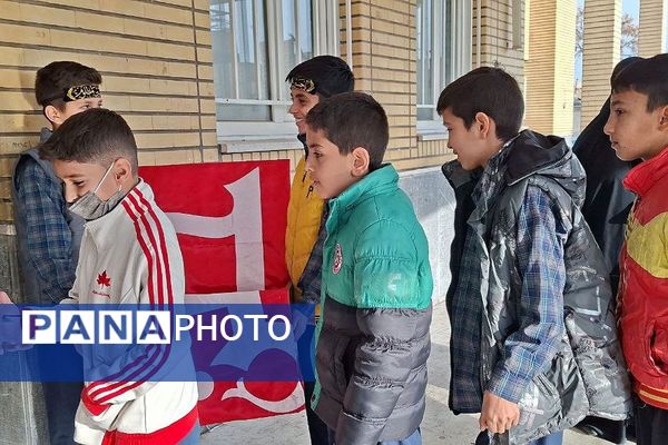 تجدید عهد دانش آموزان مدرسه ایمان ورامین با امام حسین (ع) 