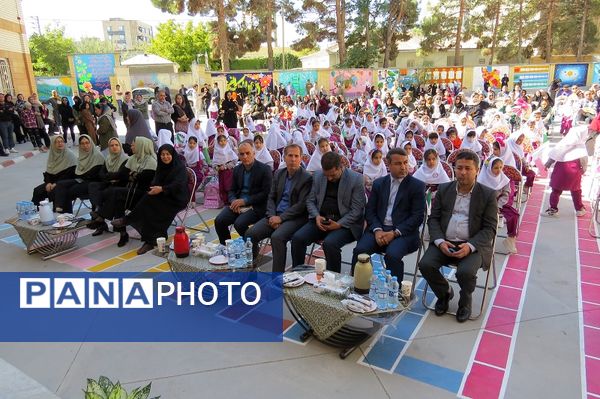 برگزاری جشن شکوفه‌های کلاس اولی‌ها در مدرسه دخترانه امام خمینی(ره) 
