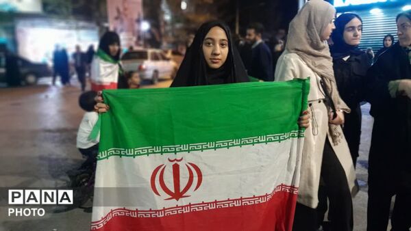 میدان امام خمینی (ره) شهرستان کوهدشت غرق در شور مردمی