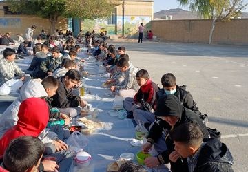  آگاهی بخشی اهمیت تغذیه سالم در دبیرستان حاج‌قاسم شهر بن