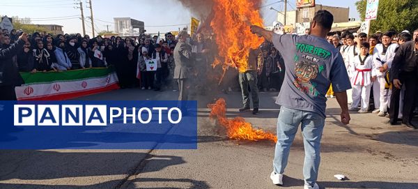 دانش‌آموزان دهلرانی در راهپیمائی ۲۲بهمن