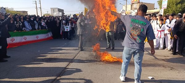 دانش‌آموزان دهلرانی در راهپیمائی ۲۲بهمن