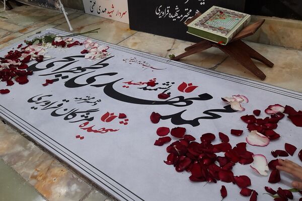 در آغوش زمین، شهیدانی آرمیده‌اند که با جوهر خون، سند حق و حقیقت را امضا کردند