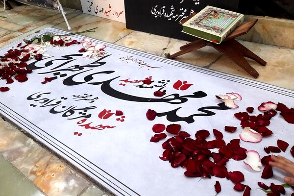 در آغوش زمین، شهیدانی آرمیده‌اند که با جوهر خون، سند حق و حقیقت را امضا کردند