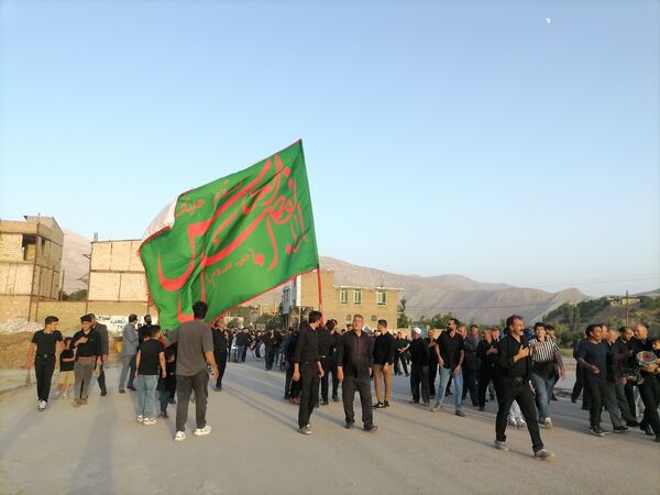 آیین زنجیر زنی و عزاداری روز تاسوعای حسینی