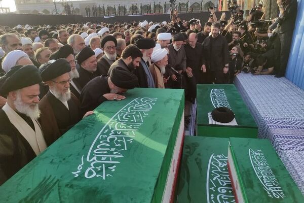 ‌اقامه نماز بر پیکر مطهر رهبر شهید انقلاب در مسجد جمکران