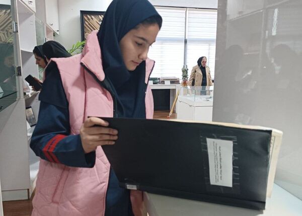 بازدید دانش‌آموزان مدارس هیأت امنایی فرزانگان و شهدای مدافع حرم از دانشگاه صنعتی شریف 