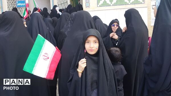 کوله پشتی‌های صورتی رنگ در راهپیمائی روز قدس تفت 