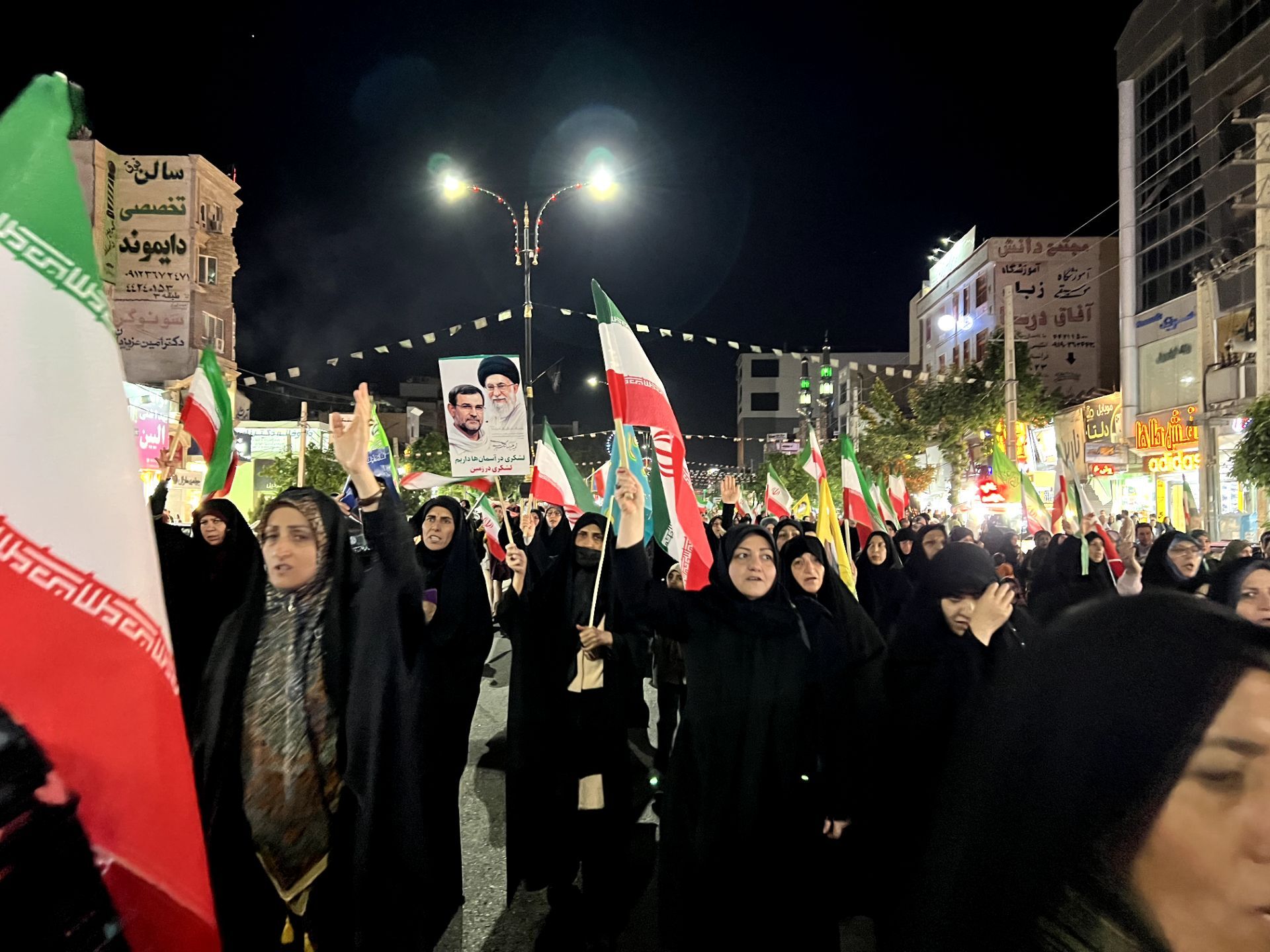قرائت دعای توسل در هفتاد و سومین شب تجمع مردمی در ساوجبلاغ 