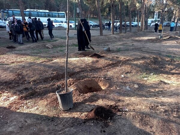 کاشت ۱۰۰۰ نهال به یاد شهدای مقاومت و شهدای مدافع حرم در بوستان جنگلی سرخه حصار