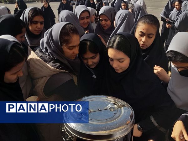 برپایی چایخانه به مناسبت میلاد امام عصر(عج)در دبیرستان نمونه وکیلی ۱۰