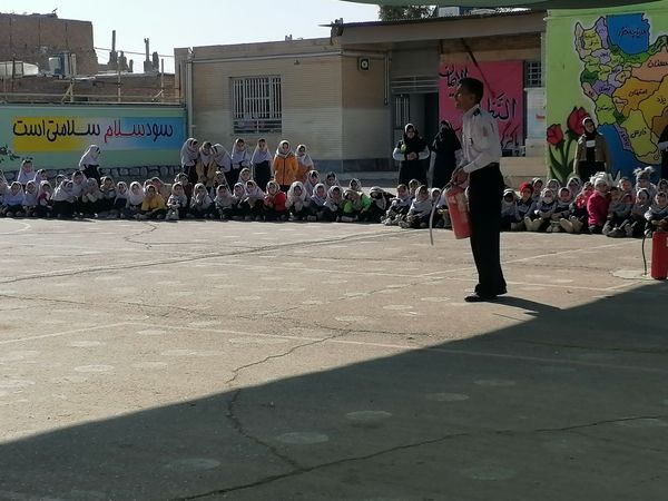 آموزش اطفاء حریق در مدرسه ناهید نخودی