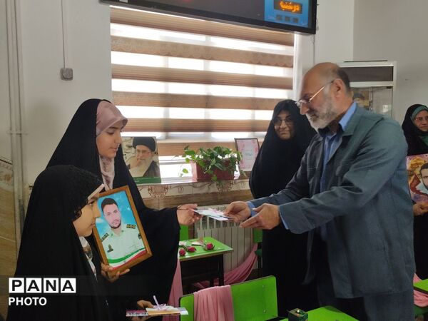 مراسم تجلیل از خانواده شهدا در دبستان شاهد شهید ناصری