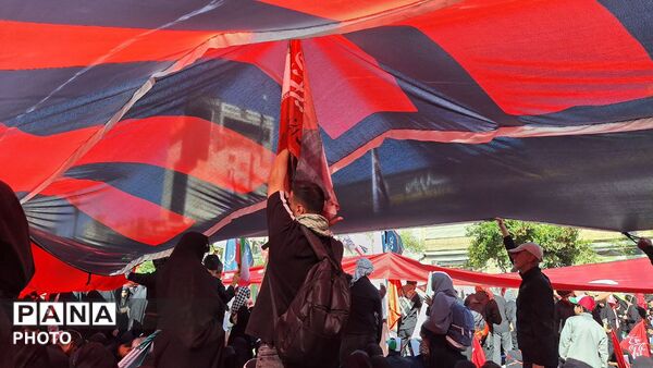 مشهد، در آغوشِ حرم، با رهبر شهید وداع کرد