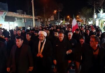 مردم کوهدشت با فریاد های پرشور در مسیر تاریک راهپیمایی شبانه قدم می زدند 