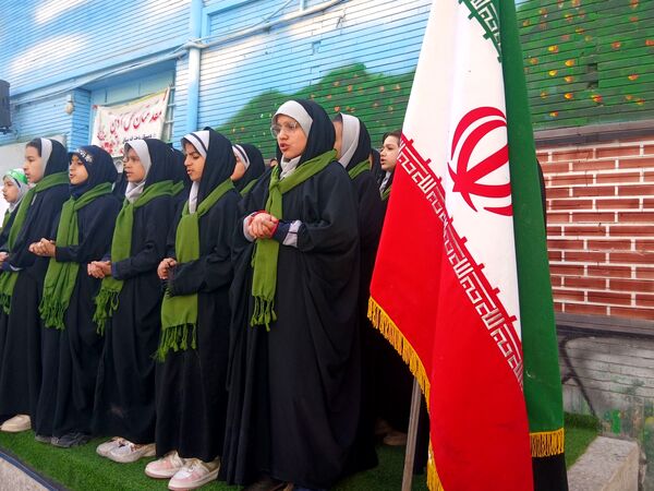 طنین شعارهای انقلابی در دبستان دخترانه میثاق به مناسبت ۱۳ آبان
