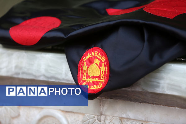 اهتزاز پرچم عزای سیدالشهدا(ع) بر فراز گنبد حرم حضرت معصومه(س)