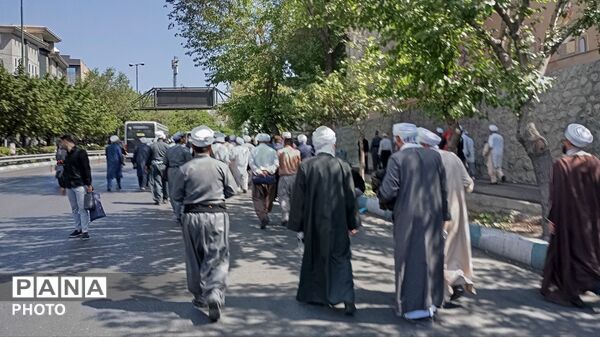 ایستادن علمای شیعه و سنی در یک صف برای نماز بر پیکر شهید
