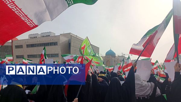 اجرای سرود در میدان شهدا به مناسبت دهه فجر