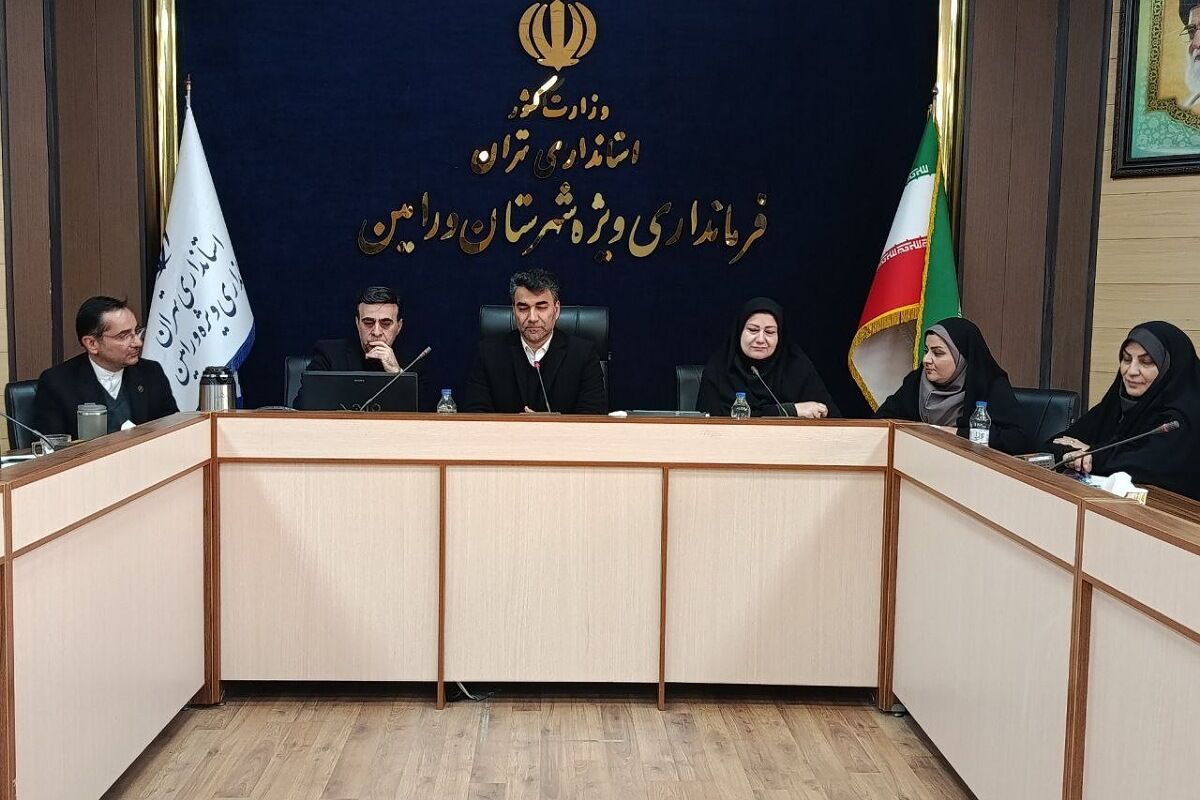نشست آموزشی راه‌های پیشگیری از آسیب‌های اجتماعی در سالن اجتماعات فرمانداری شهرستان ورامین