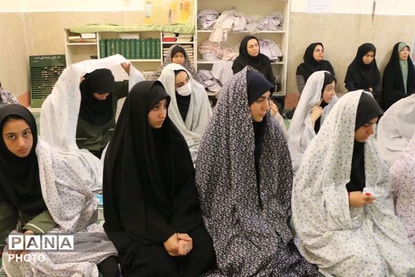 اقامه نماز جماعت ظهر در جمع دانش‌آموزان مدرسه شمس تبریزی