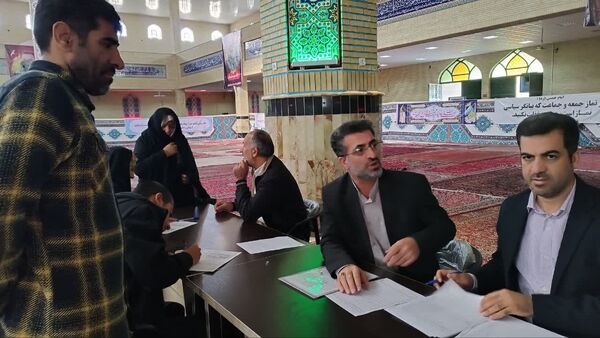 میز خدمت مدیریت آموزش و پرورش اسلامشهر در مصلی نماز جمعه اسلامشهر
