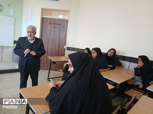 نشست دانش آموزان دبیرستان مادر مهربان خلیل آباد با مشاور اجرایی مدیر آموزش و پرورش
