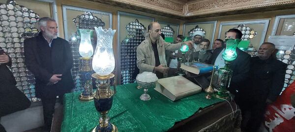 آیین غبارروبی ضریح مطهر حضرت علی‌بن‌امام‌محمدباقر(ع) 