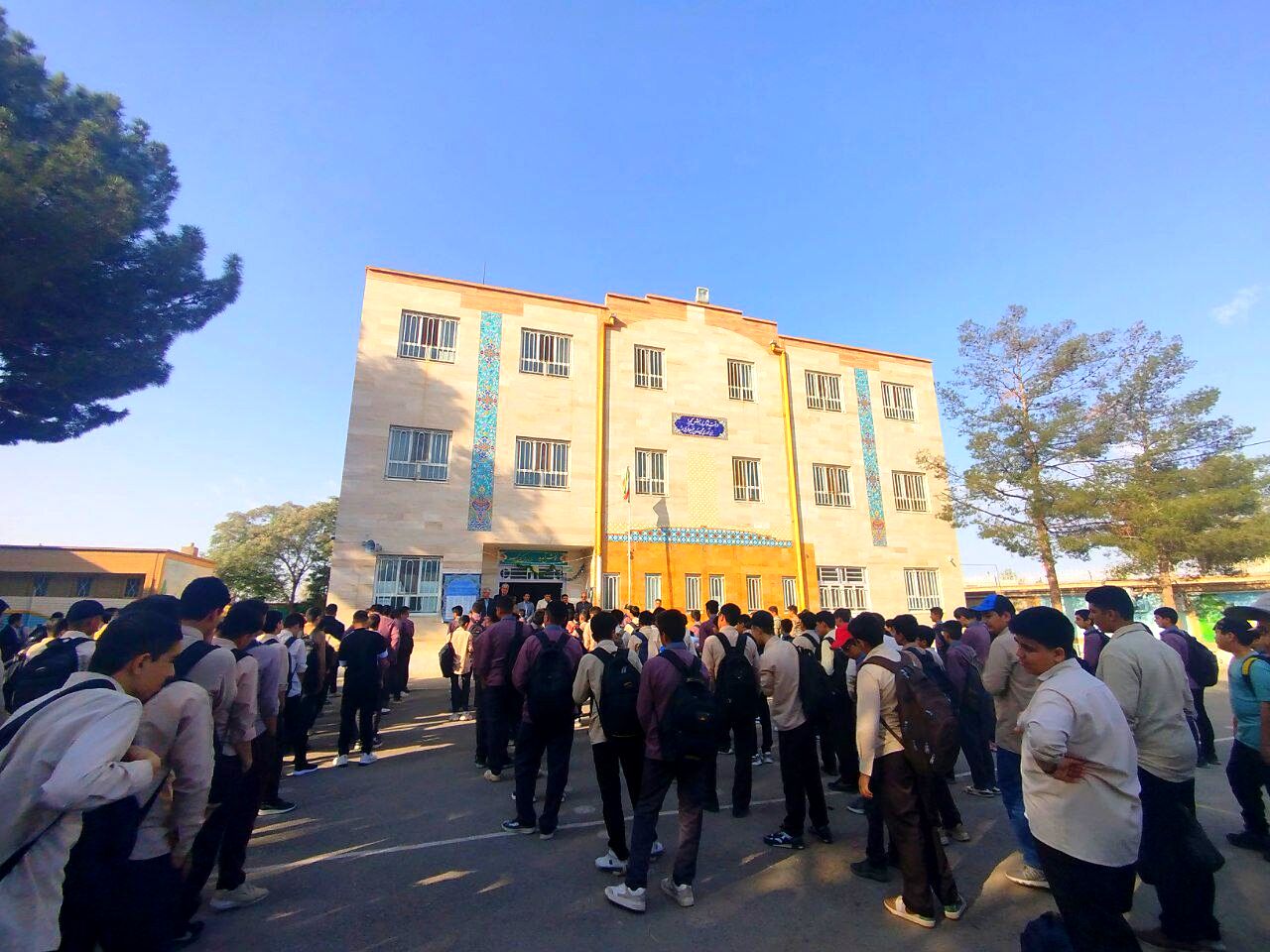 حضور مدیر آموزش و پرورش کاشمر در دبیرستان پسرانه میثاق