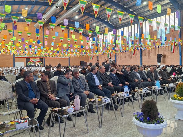 نواخته شدن زنگ انقلاب اسلامی توسط استاندار اصفهان