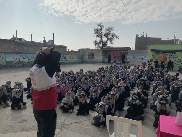  آموزش نحوه پناهگیری وآمادگی برای  مانور زلزله