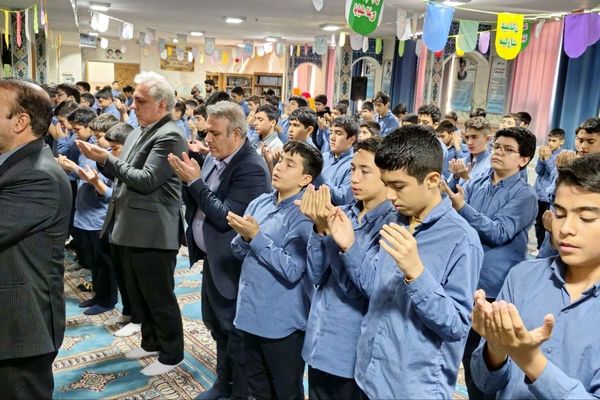 نمازجماعت پایه هشتم مدرسه زمانی با حضور مدیر آموزش و پرورش منطقه ۱۹ 