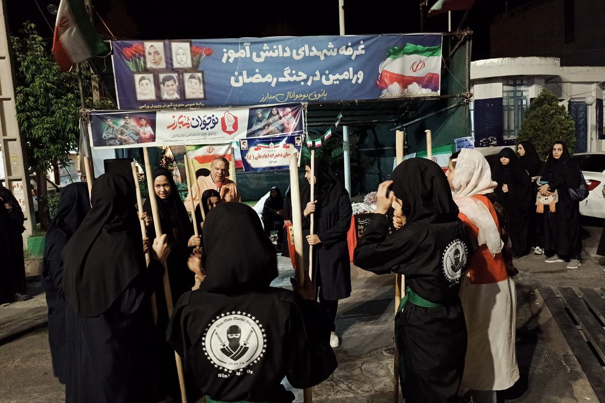حضور پرشور دانش‌آموزان دبیرستان امام علی(ع) متوسطه اول در غرفه شهدای دانش‌آموز ورامین