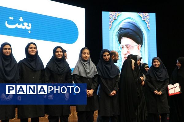 تقدیر از دانش‌آموزان برتر حوزه فرهنگی و هنری در آموزش و پرورش ناحیه یک شهرری