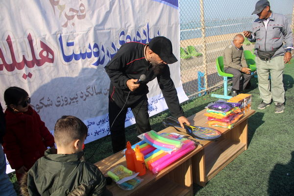 پیاده‌روی خانوادگی در روستای هلیله شهرستان بوشهر 