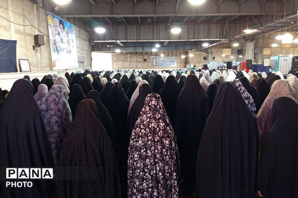 حضور پرشور فرهنگیان و دانش‌آموزان در مصلی نسیم شهر