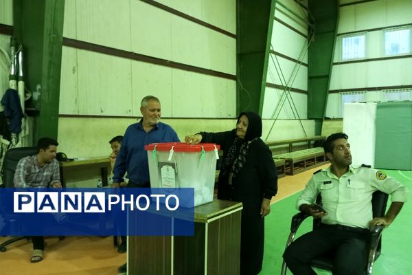 حضور پرشور کودکان در کنار والدین پای صندوق‌های رای نصیرشهر 