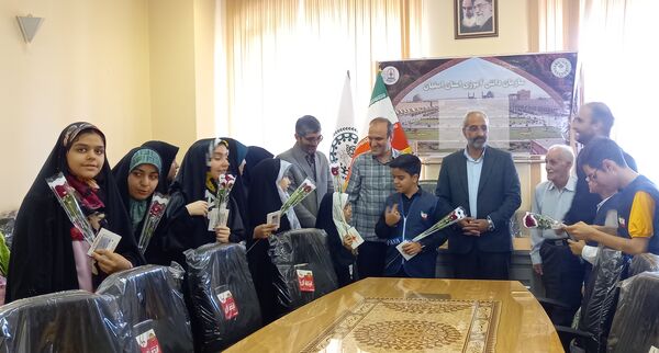 نشست صمیمانه فرماندار اصفهان با دانش آموز خبرنگاران پانای استان اصفهان به مناسبت روز خبرنگار