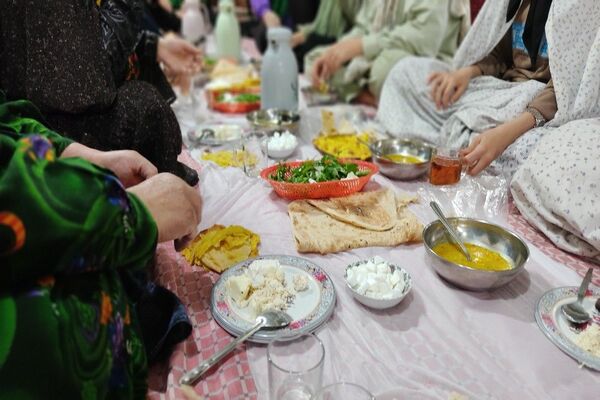 اعتکاف دانش‌آموزی در مسجد جامع شهر بار نیشابور 
