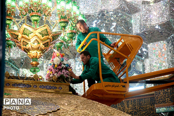 گل آرایی ضریح مطهر حضرت معصومه(س) در شب میلاد امام رضا(ع)