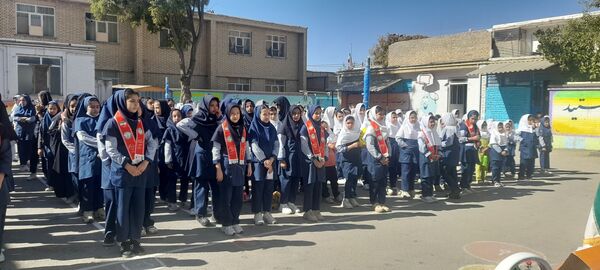 بازدید سبزپوشان نیروی انتظامی با دانش‌آموزان مدرسه ربابه هاشمیان یزدی