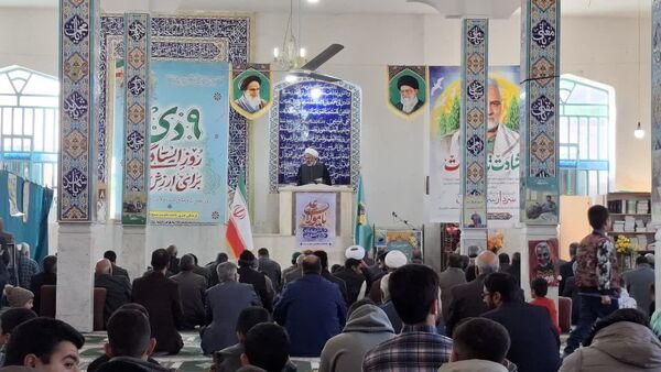حضور پرشور دانش‌آموزان در مراسم عبادی - سیاسی نماز جمعه شهرستان مروست