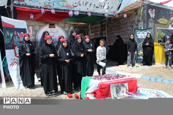 فاروج در روز تشییع پیکر رهبر شهید همچنان در حال خدمت رسانی به زائران